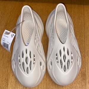 Yeezy Foam Runner ‘Sand’ size 5 men’s/kids